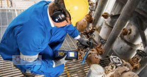 technician checking steam traps using the SDT340