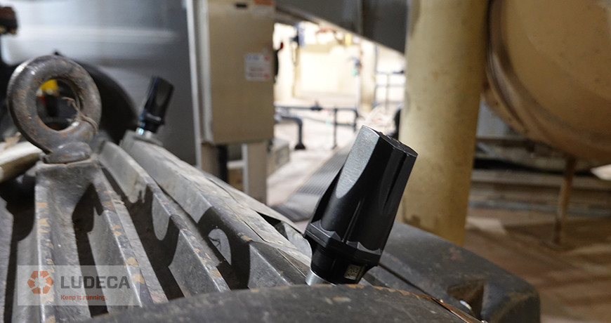 Wireless vibration sensor on motor